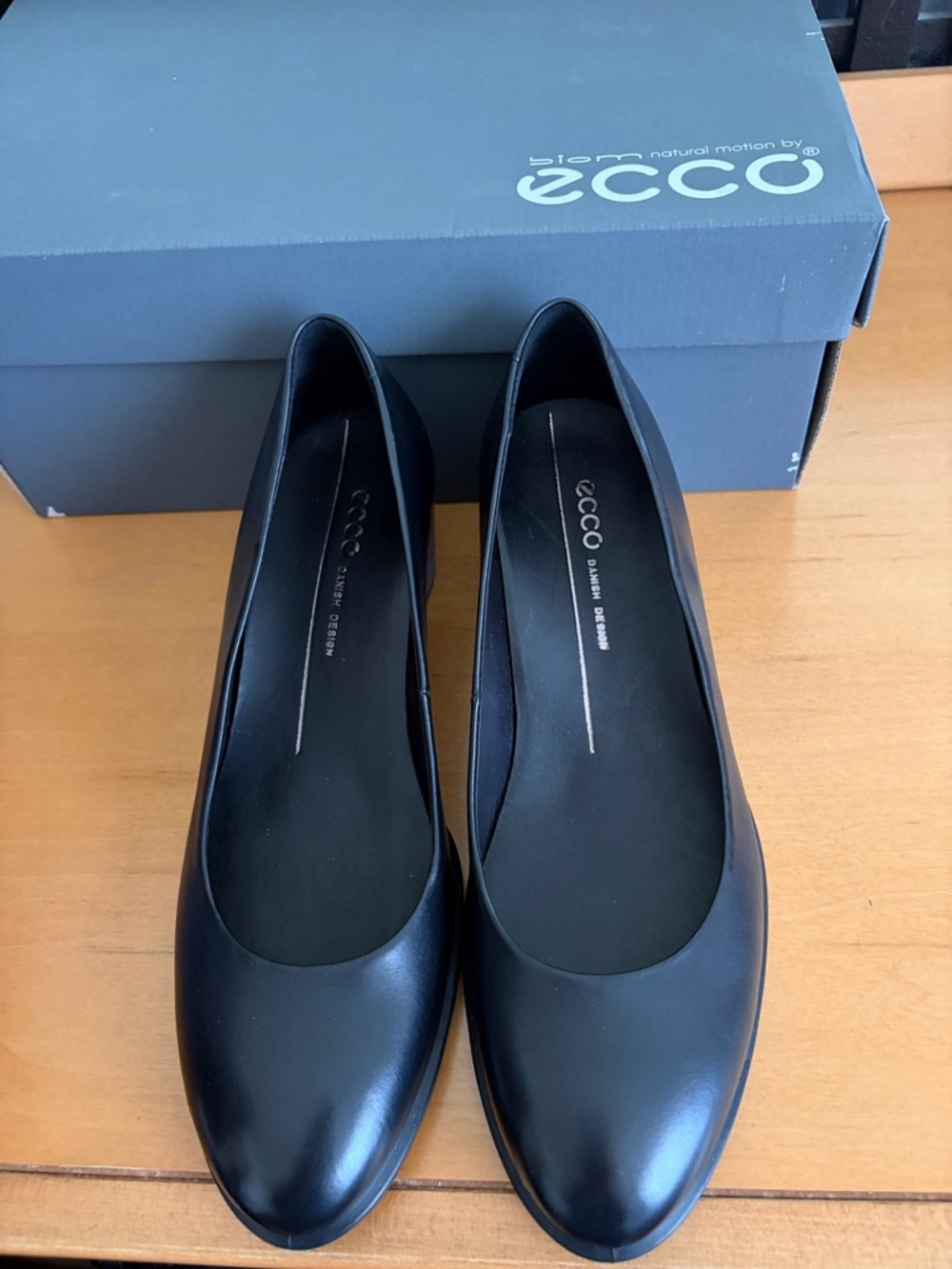Ecco Black Leather Pointed-Toe Ballet Flats